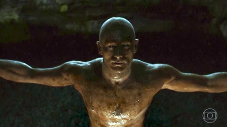Padre Nando se transforma no novo Baal na cena final de "Supermax" - Reprodução/TV Globo - Reprodução/TV Globo