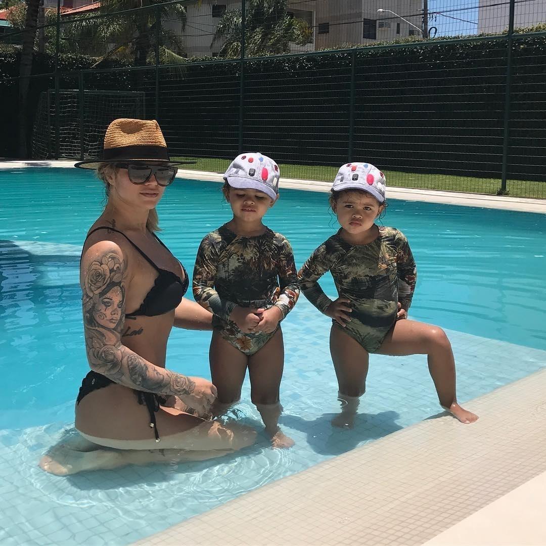 Dani Souza aproveita férias na piscina as filhas gªmeas em Floripa