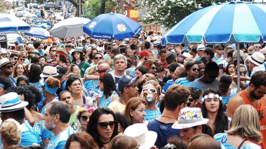 O bloco Bando 7, que saiu em cortejo da esquina das ruas Harmonia e Purpurina, na Vila Madalena, no sábado (11) - Reinaldo Canato/UOL