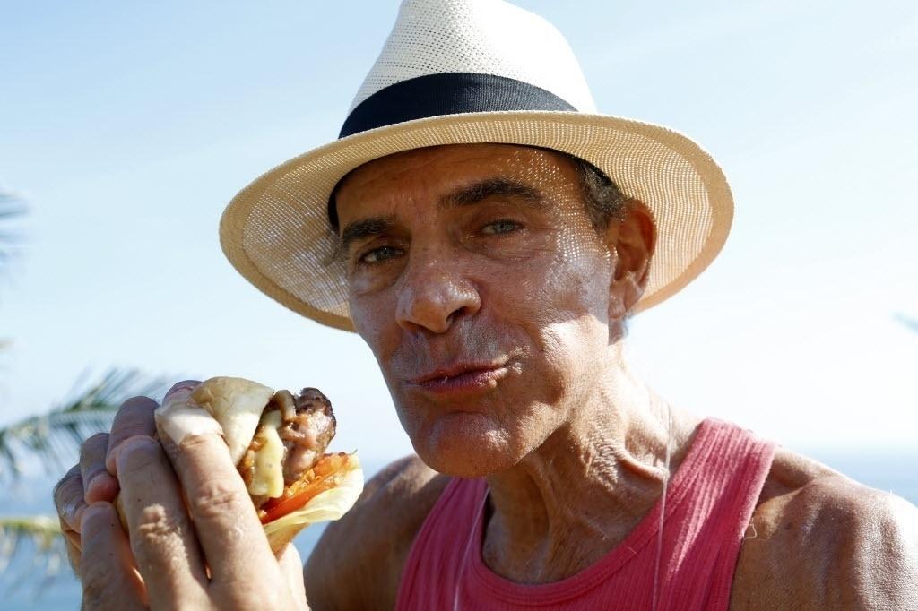 Mario Gomes inaugura venda de hambúrguer gourmet na praia da Joatinga, no Rio de Janeiro - Marcelo de Jesus/UOL