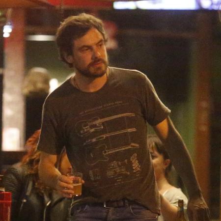 Sérgio Guizé curte bar com Mayana Neiva no Rio - AgNews - AgNews