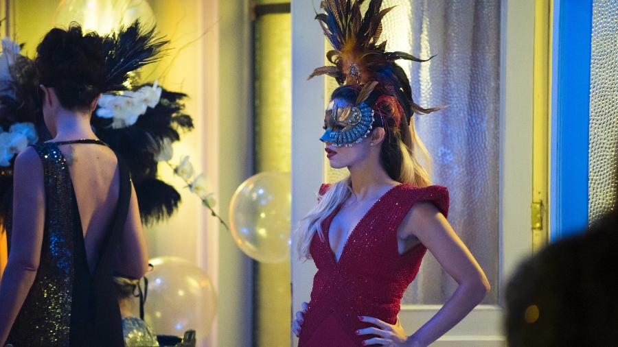Sandra Helena (Nanda Costa) rouba vestido para o baile de máscaras em "Pega Pega" - Cesar Alves/TV Globo