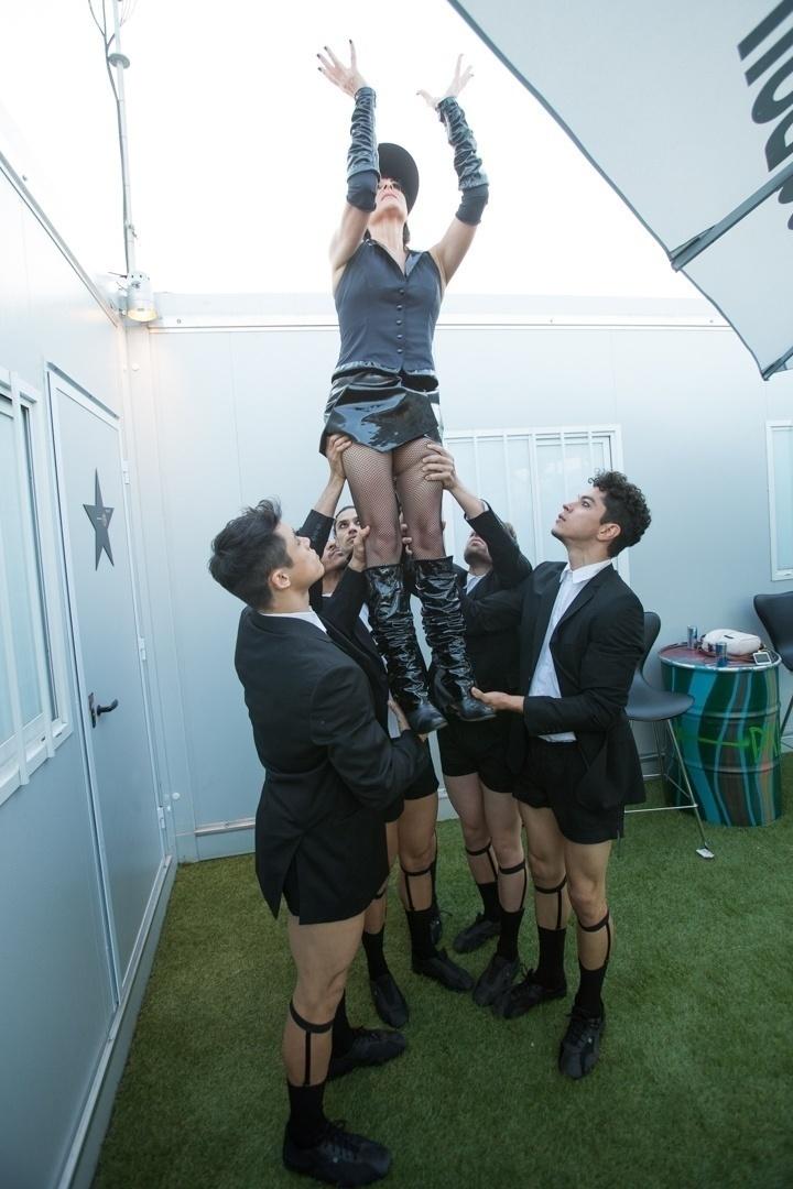 Fernanda Abreu e seus dançarinos se preparam para show no Palco Sunset, no primeiro dia do festival - Marcos Hermes/UOL