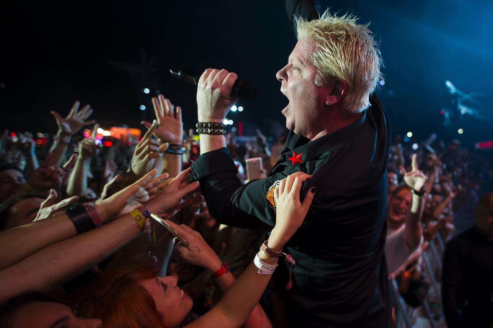 Dexter Holland cai nos braços do público no Rock in Rio - Bruna Prado/UOL