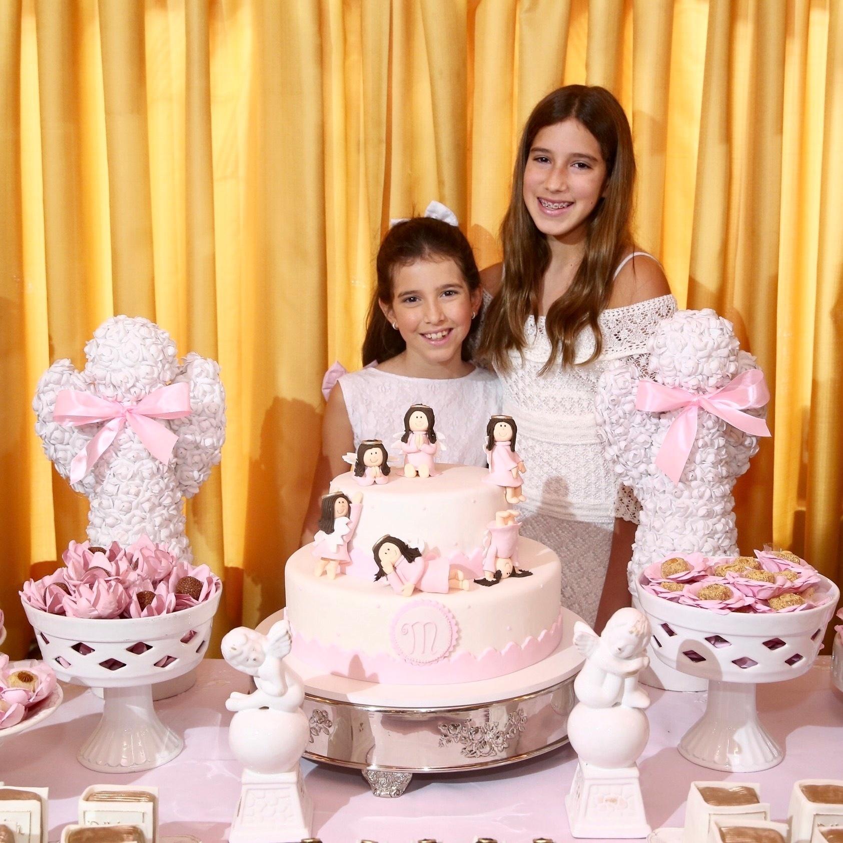 Maria, a filha do meio de Rodrigo Faro e Vera Viel, posa com a irmã mais velha, Clara, ao comemorar sua primeira comunhão - Manuela Scarpa/Brazil News