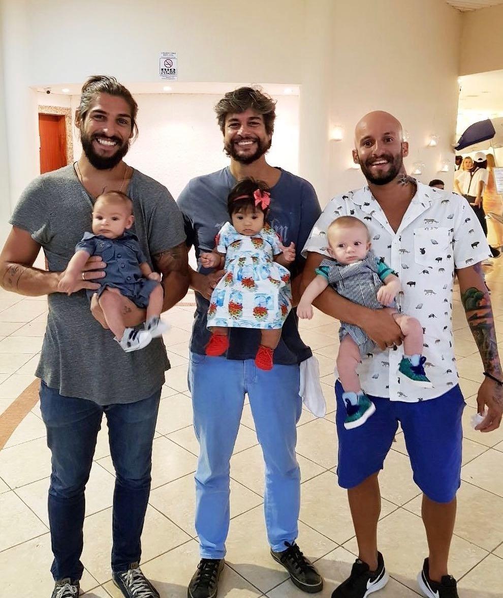 Saulo Bernard, Ernani Nunes e Renato Antunes com os filhos no colo. Eles são maridos respectivamente de Sheron Menezzes, Juliana Alves e maíra Charken - Reprodução/Instagram