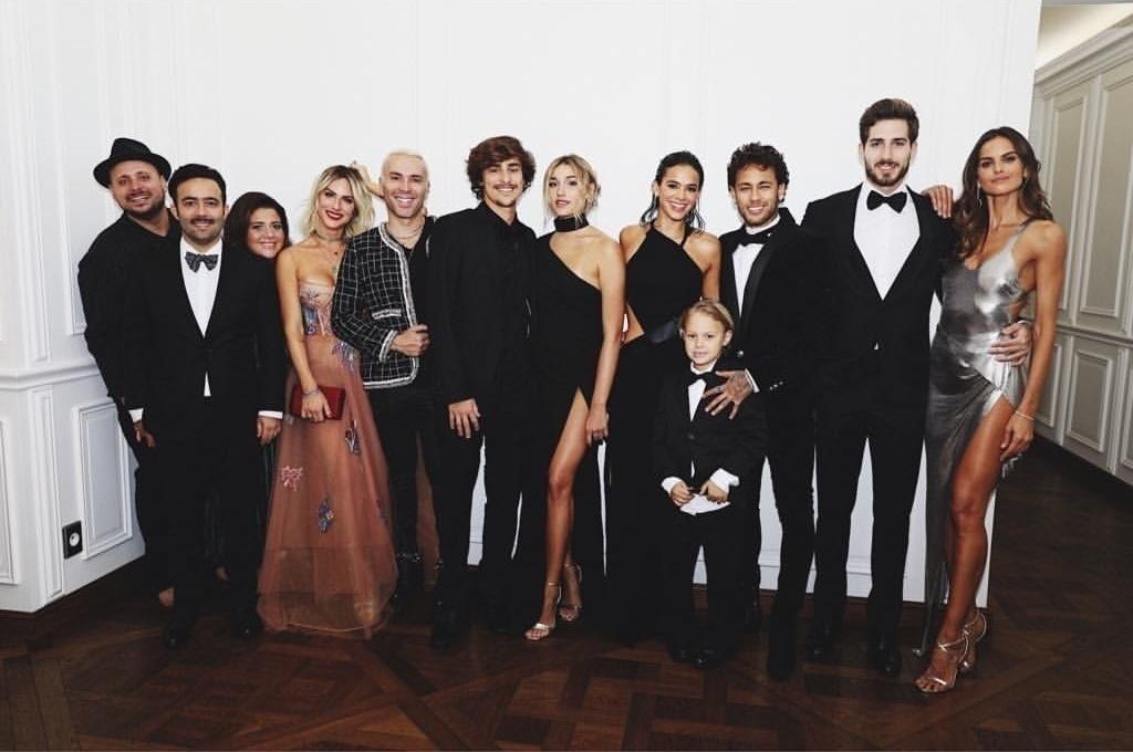 Léo Fuchs, Paulo Pimenta, Juliana Mattoni, Giovanna Ewbank, Matheus Mazzafera, Bruno Montaleone, Sasha, Bruna Marquezine, Davi Lucas, Neymar, Kevin Trapp e Izabel Goulart - Elvis Moreira/Reprodução/Vogue