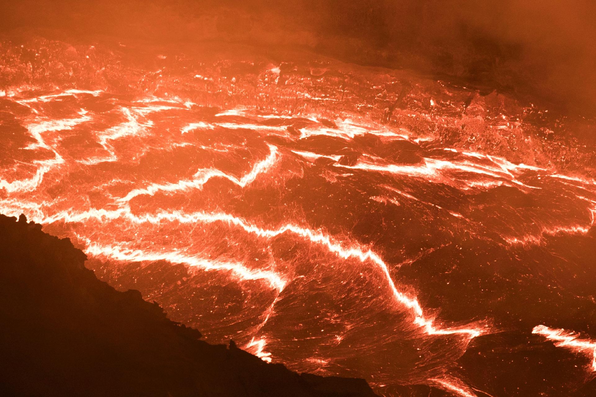 Médica Karina Oliani atravessa o vulcão Erta Ale, na Etiópia - Gabriel Tarso/Divulgação