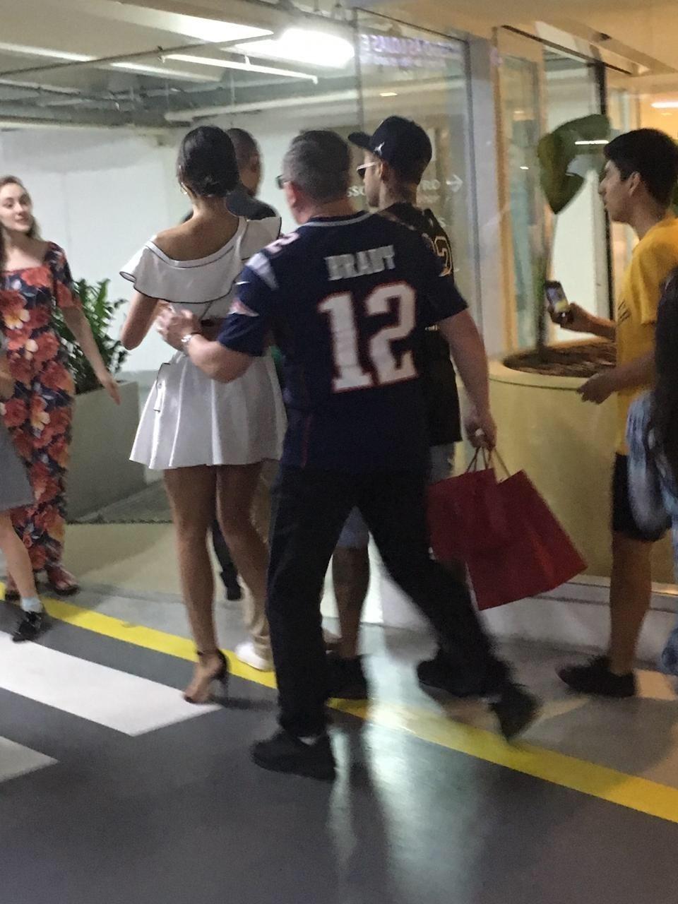 Neymar e Bruna Marquezine vão ao shopping no Rio e causam tumulto - AgNews