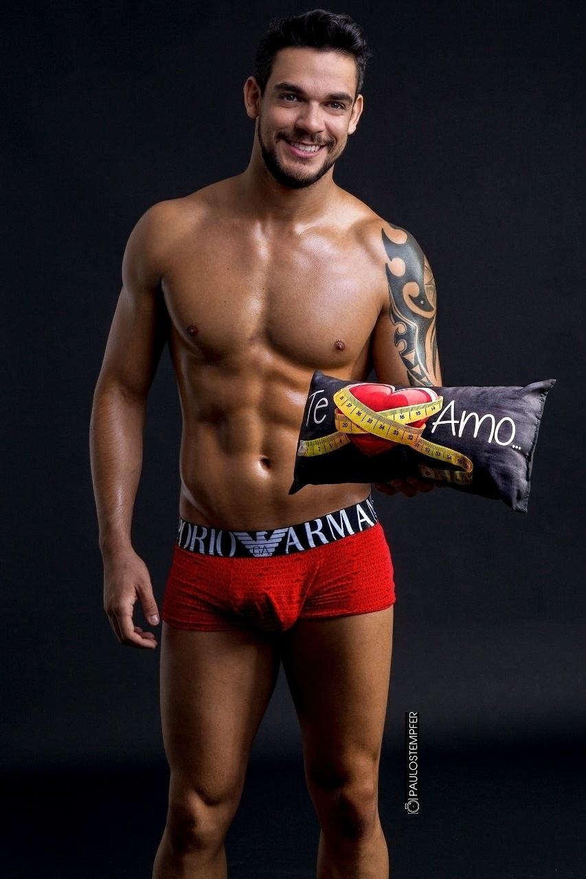 Filho de Carlinhos Aguiar, Caique Aguiar faz primeiro ensaio sensual - Paulo Stempfer