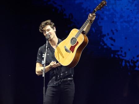Shawn Mendes dispensou a pirotecnia do maior palco do mundo e apostou na voz e seu talento com instrumentos musicais - Manuela Scarpa/Brazil News