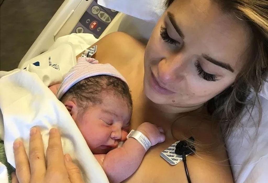 Jessie James segura o filho Forrest Bradley - Reprodução