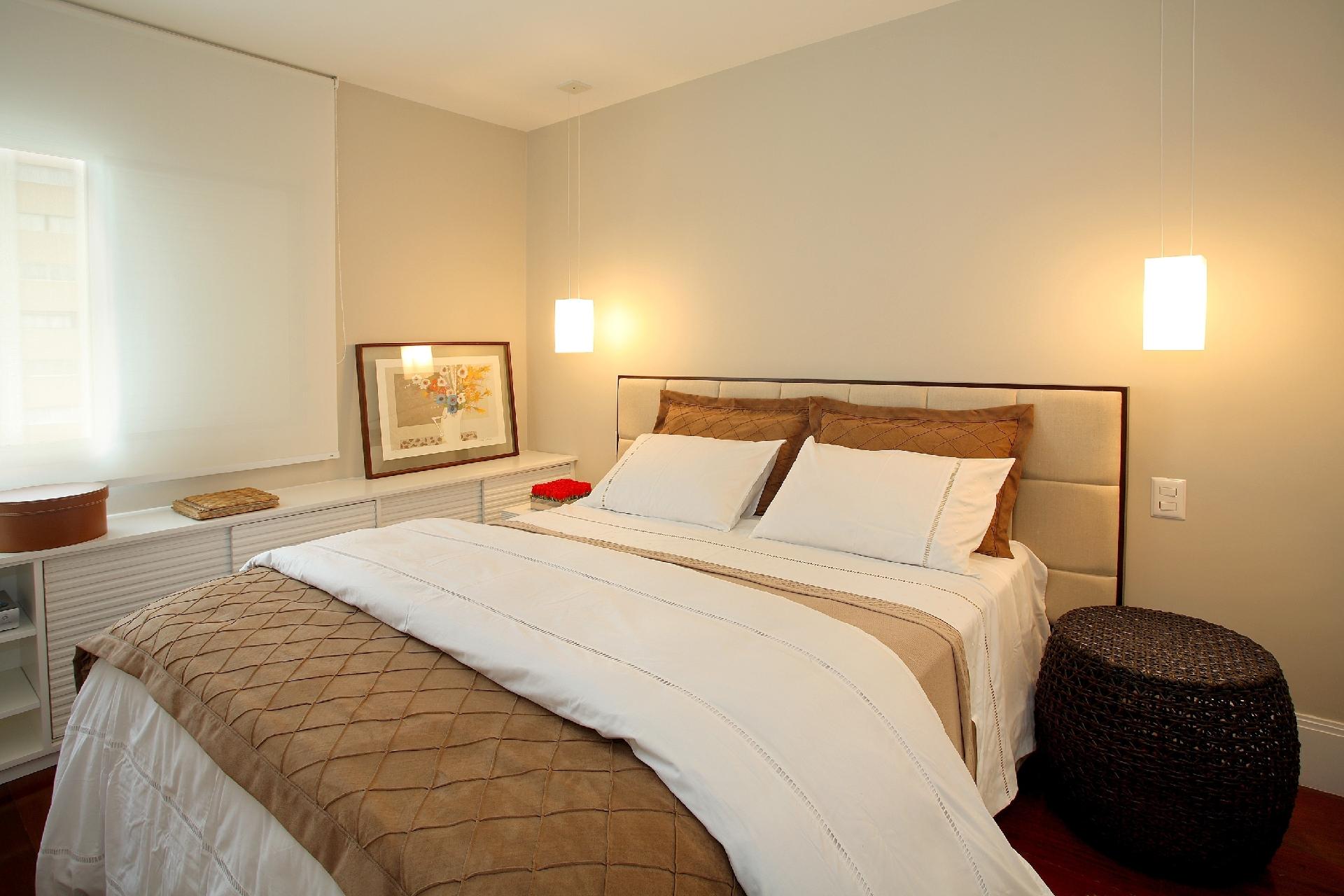 Além da iluminação no forro, a arquiteta Karina Korn previu uma solução que tornasse o quarto mais intimista. Nas laterais da cama, em vez de simples abajures, ela dispôs pendentes que criam um clima gostoso no ambiente - Nicola Labate/Divulgação