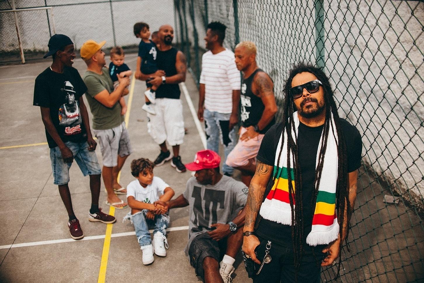 Moradores da comunidade do Rato fizeram um churrasco para Falcão - Rodolfo Magalhães