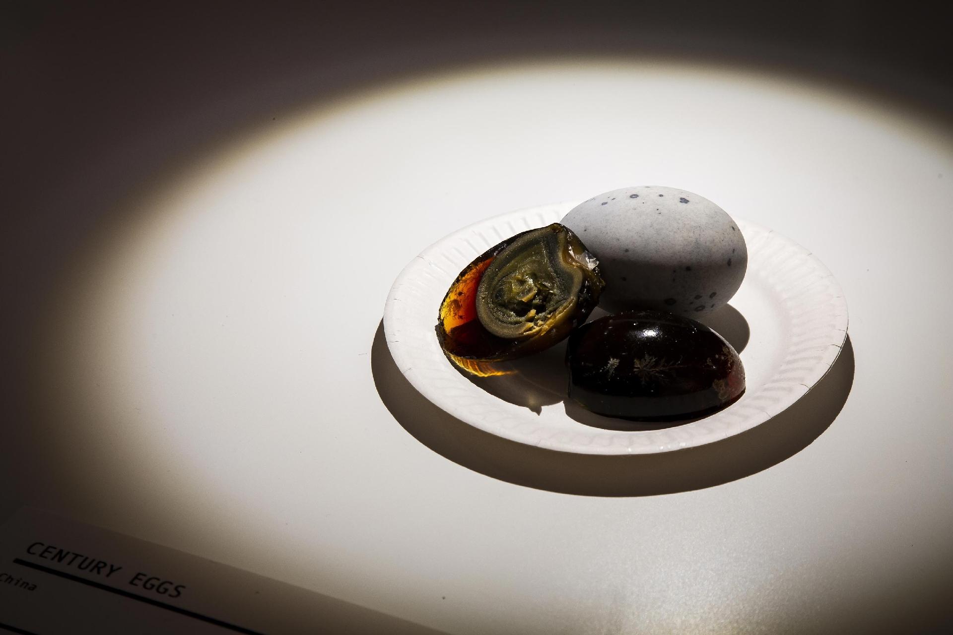 Ovo centenário, ingrediente chinês feito com ovo de galinha, codorna ou pata envolvido em uma mistura de argila, cinzas e sal durante semanas - Anja Barte Telin/Divulgação