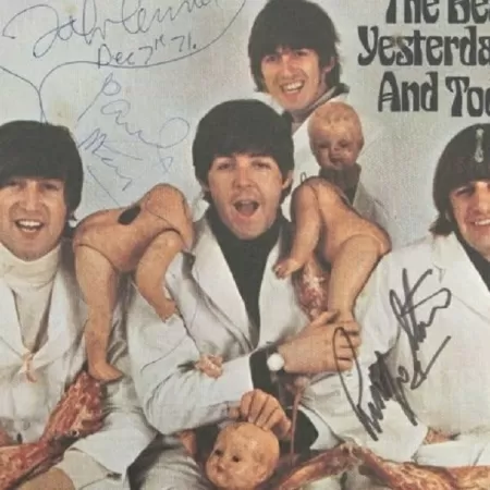 Fotos do álbum "Yesterday and Today" autografado - The Beatles Story/Reprodução - The Beatles Story/Reprodução