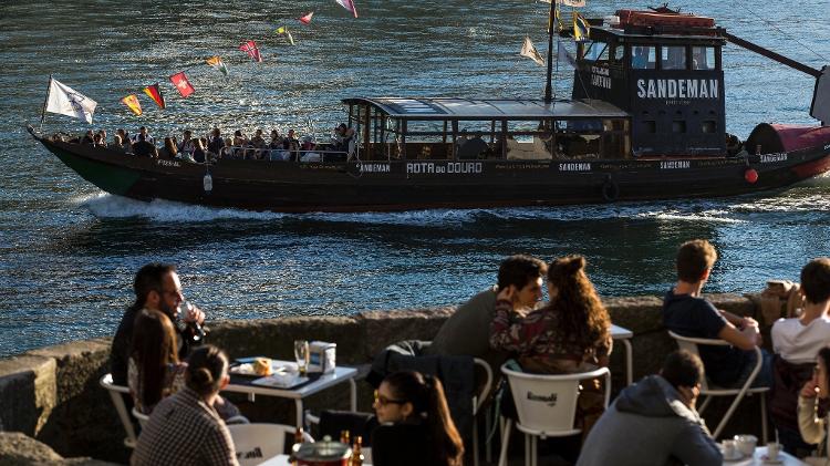 Restaurante às margens do Rio Douro  - Associação de Turismo do Porto e Norte - Associação de Turismo do Porto e Norte