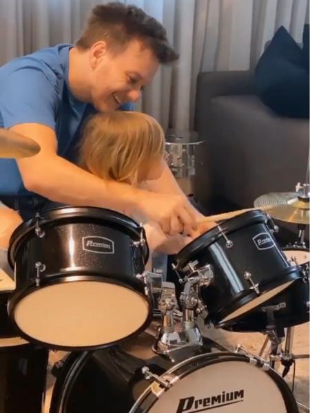 Michel Teló ensina bateria à filha, Melinda - Reprodução/ Instagram