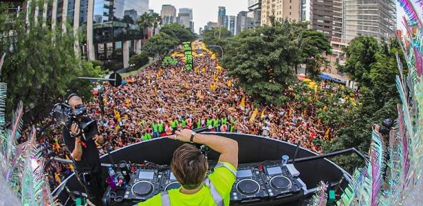 No meio da folia | DJ Alok estreia no Carnaval de São Paulo e arrasta 500 mil pessoas na Faria Lima