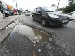 Cidades recorrem a táxi, laser e inteligência artificial para caçar buracos