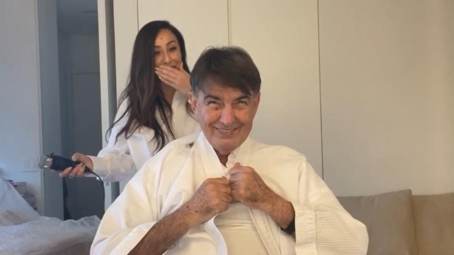 Sabrina Sato corta o cabelo do pai, Osmar - Reprodução/Instagram