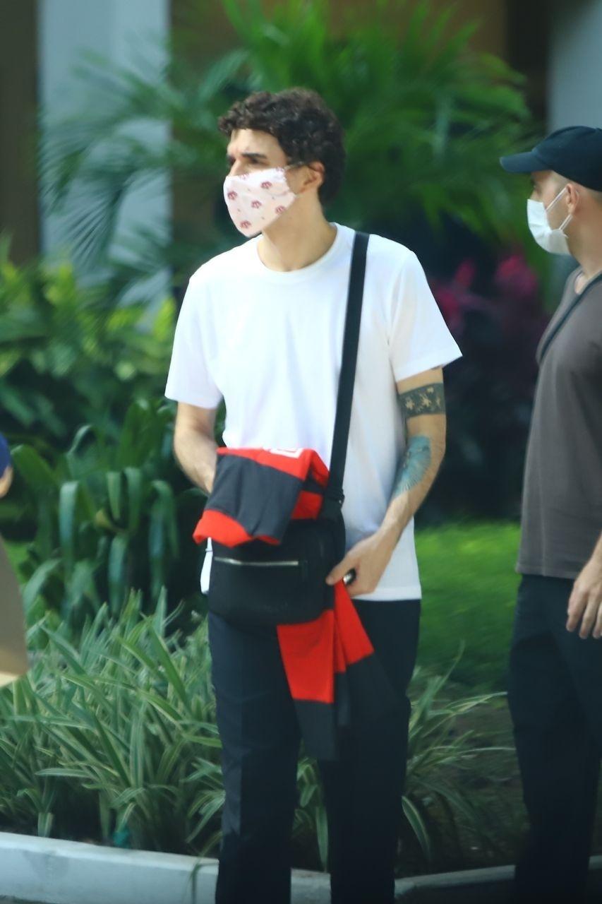 Davi Moraes, também músico e filho de Moraes Moreira, apareceu de máscara - Daniel Pinheiro/AgNews