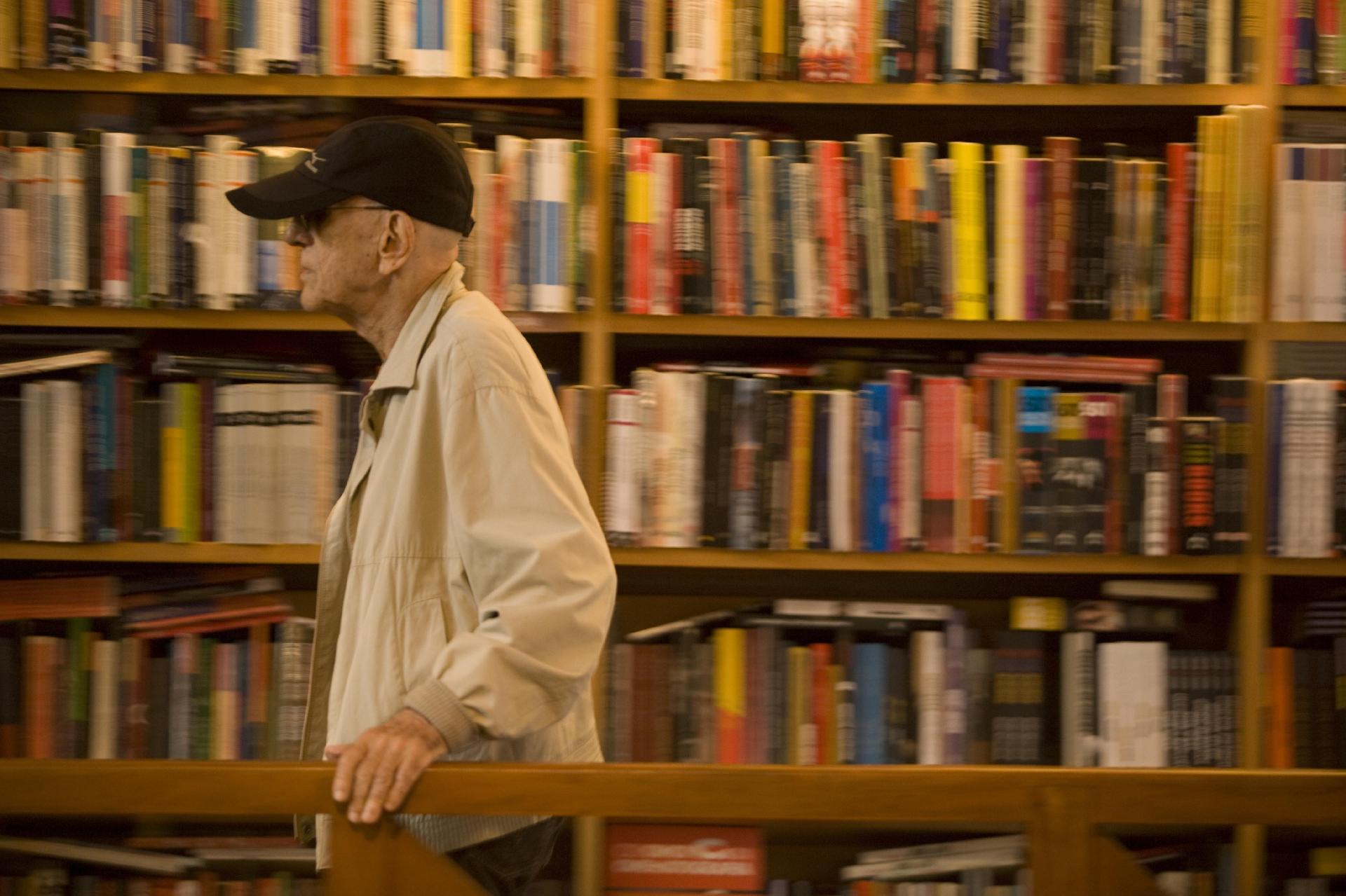 Em 2010, o escritor Rubem Fonseca deixou sua habitual reclusão para assistir à performance da escritora Paula Parisot para promover seu segundo livro, "Gonzos e Parafusos", na Livraria da Vila. A escritora está confinada há 6 dias num quarto de vidro no meio da livraria. (Foto: João Wainer/Folhapress) - João Wainer/Folhapress