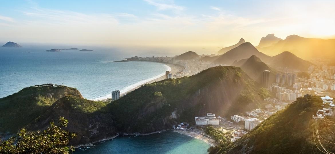 Vista aérea do Rio de Janeiro Coast com a praia de Copacabana e a Praia Vermelha ao pôr do sol - iStockphotos