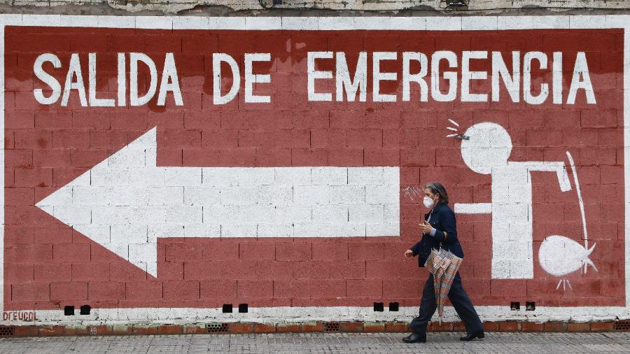 Pedestre em Málaga, na Espanha; turistas britânicos terão de apresentar comprovante de vacinação - Getty Images