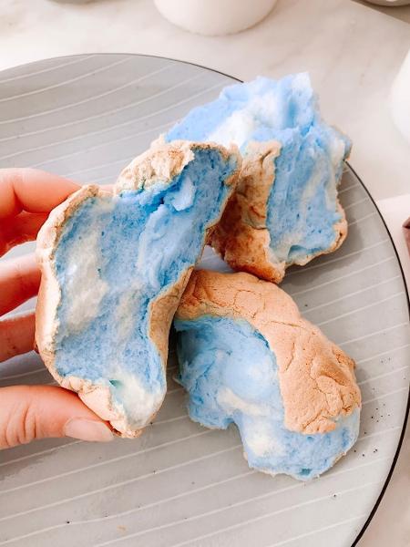 Pãozinho colorido de textura macia lembra uma nuvem - Reprodução Instagram