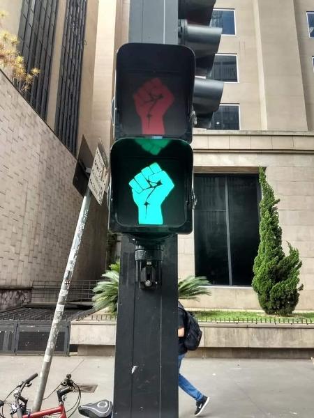 Semáforos para pedestres surgiram com imagem de punho fechado no lugar dos ícones tradicionais; legalidade da iniciativa da Prefeitura de SP é contestada - Reprodução