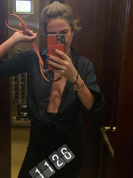 Luciana Gimenez posa com decote no elevador - Reprodução / Instagram