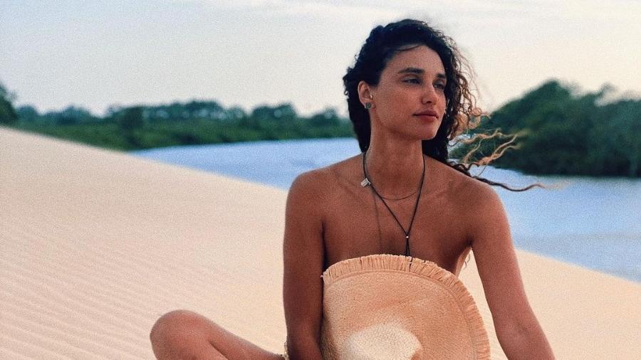 Débora Nascimento em clique nua na praia - Reprodução/Instagram