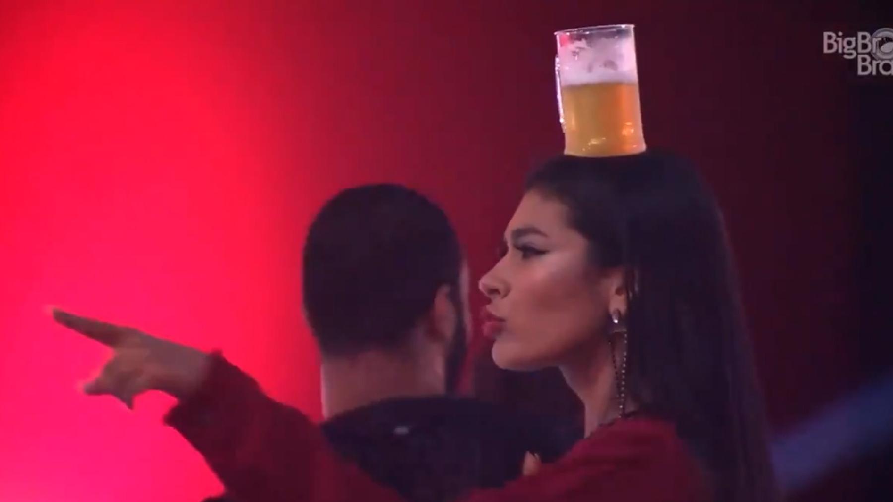 BBB 21: Pocah equilibrando cerveja - Reprodução/globoplay
