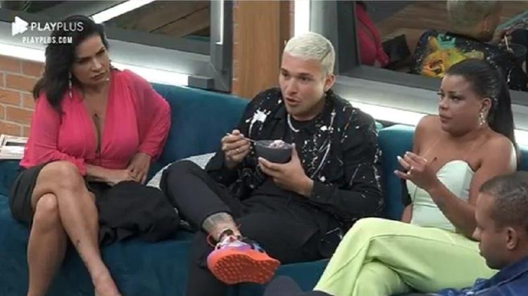 A Fazenda 2021: Tati e MC Gui comem doce - Reprodução/Playplus - Reprodução/Playplus