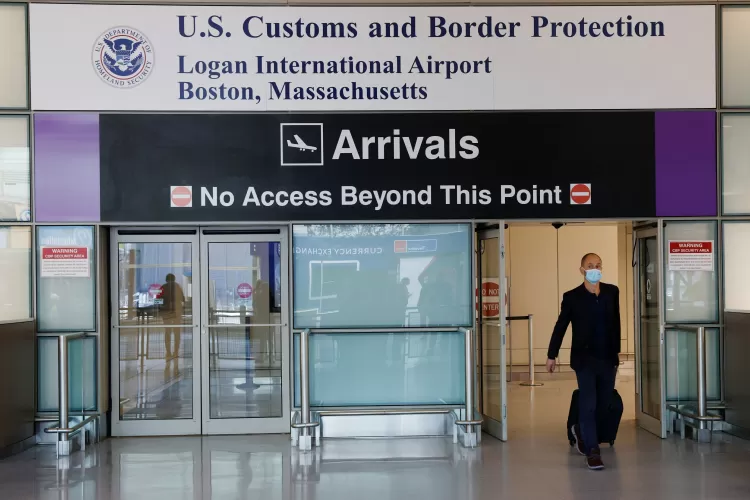 Controle de passageiros estrangeiros do Logan International Airport, em Boston (EUA) - REUTERS/Brian Snyder - REUTERS/Brian Snyder