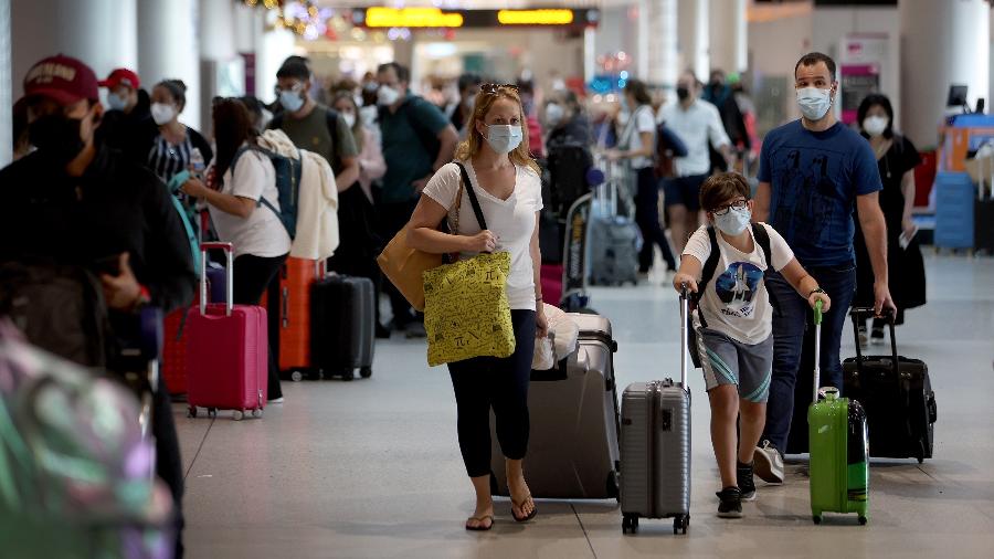 Viajantes no saguão do aeroporto de Miami, nos EUA: cancelamento de voos afetou milhares de turistas no mundo - Getty Images