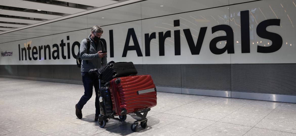 Passageiro no aeroporto de Heathrow, em Londres: a partir de sexta-feira (7), novas medidas - Getty Images