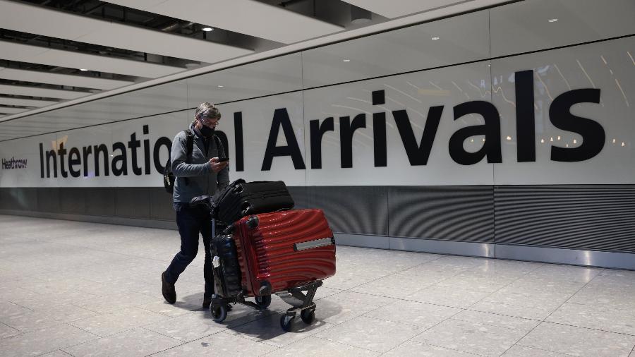 Passageiro no aeroporto de Heathrow, em Londres: o novo documento pode ser exigido ainda em 2023 - Getty Images