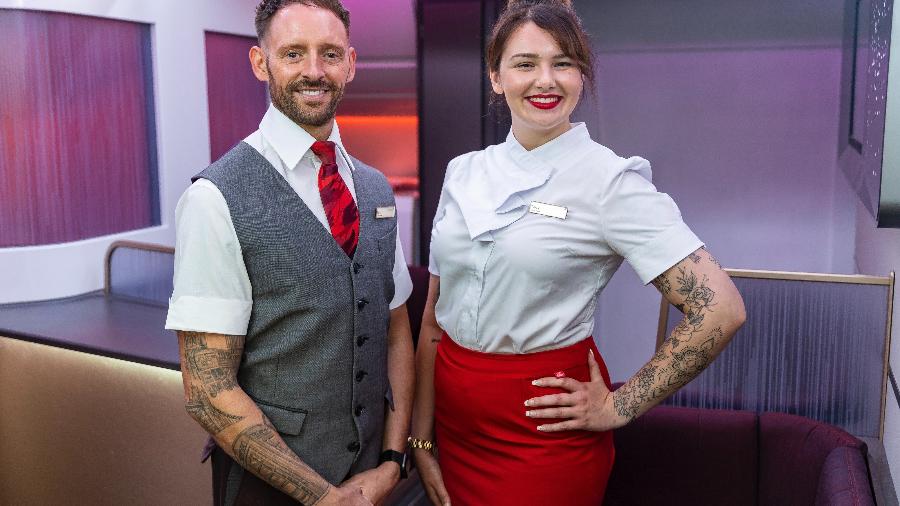 Comissários da Virgin Atlantic já podem exibir tatuagens enquanto usam o uniforme da aérea desde terça (31) - Reprodução/Twitter