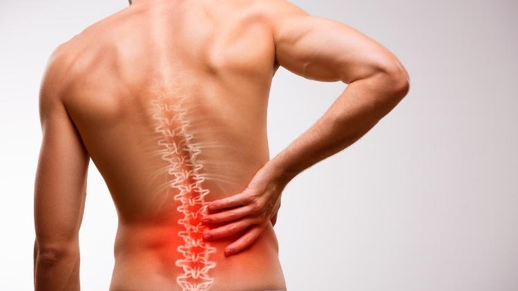 Coluna, homem de costas, coluna vertebral, dor nas costas - iStock - iStock
