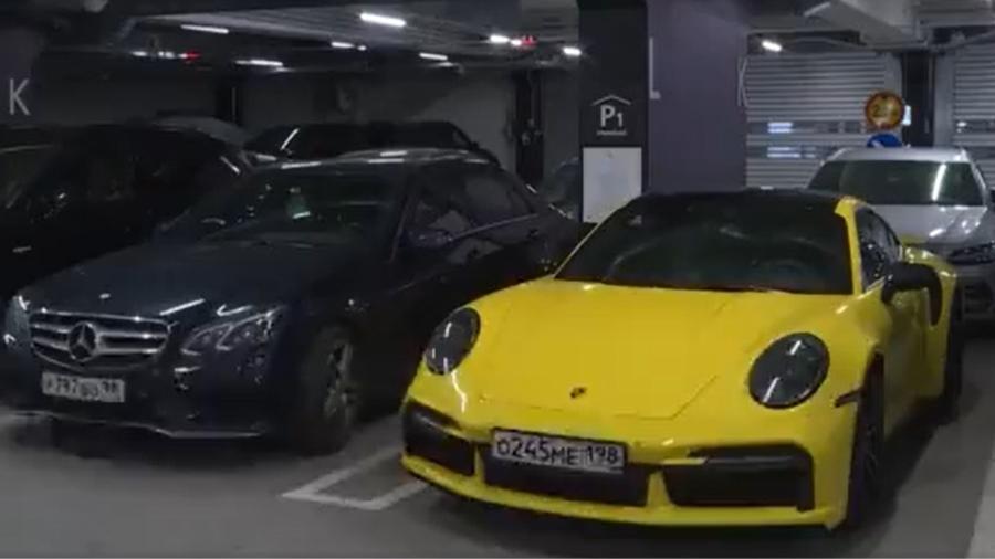 Merecdes e Porsche no aeroporto de Helsinque, na Finlândia - Reprodução