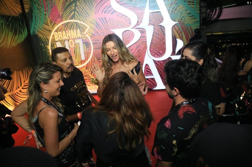 Gisele Bündchen tira fotos na Sapucaí em camarote do Carnaval do Rio - JC Pereira/ AGNEWS
