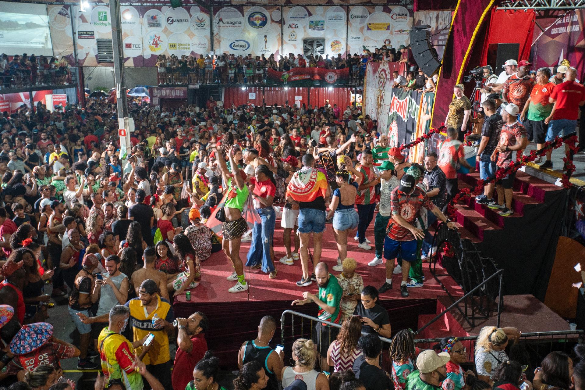 Campeã do Carnaval 2023 em São Paulo, Mocidade Alegre comemora na quadra o título após 9 anos -  André Porto/UOL