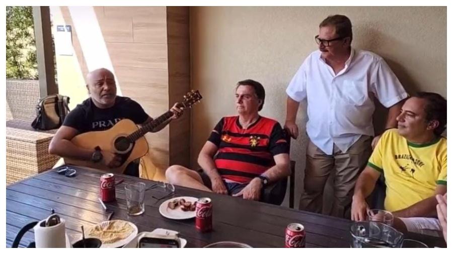 O ex-presidente Jair Bolsonaro em live ao lado do sertanejo Rick - Reprodução
