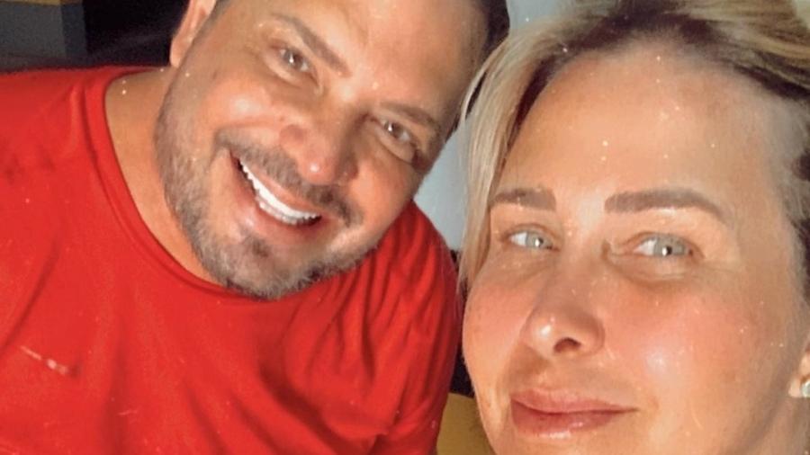 Conrado posa ao lado da mulher, ex-paquita Andréa Sorvetão, após primeira sessão de quimioterapia - Reprodução/Instagram