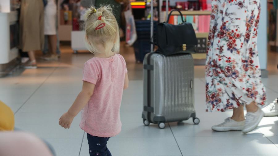 Criança perdida em aeroporto procurando pelos pais - triocean/Getty Images/iStockphoto