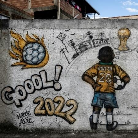 Graffiti retratando o jogador de futebol brasileiro Vinicius Junior, pintado ao lado da casa de seus avós em sua cidade natal, São Gonçalo, nos arredores do Rio de Janeiro - Florian Plaucheur/AFP