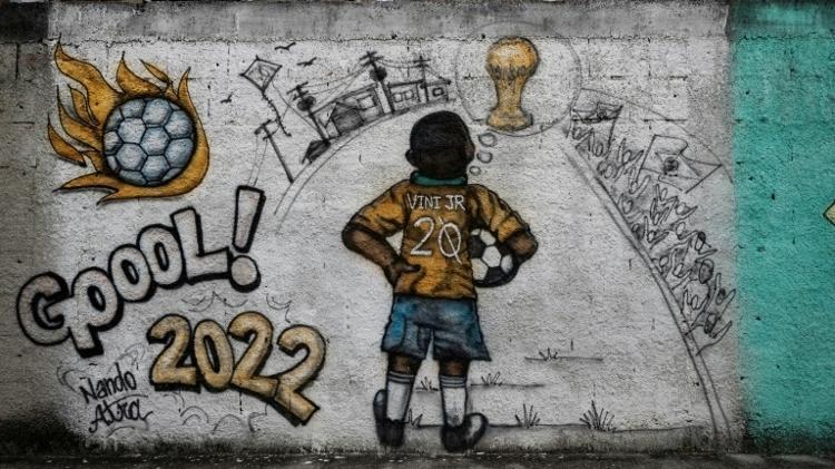Graffiti retratando o jogador de futebol brasileiro Vinicius Junior, pintado ao lado da casa de seus avós em sua cidade natal, São Gonçalo, nos arredores do Rio de Janeiro - Florian Plaucheur/AFP - Florian Plaucheur/AFP