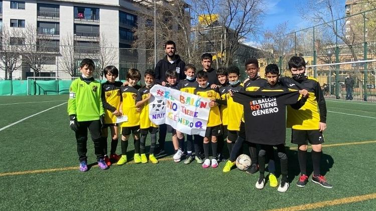 Crianças seguram faixa com a frase: "A bola de futebol não tem gênero" - Divulgação - Divulgação